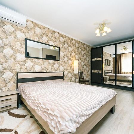 Poznyaky Apartments Patriotika Kiev Exterior foto