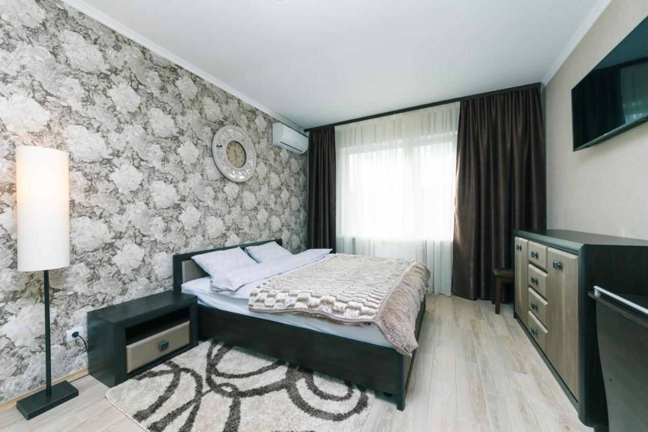 Poznyaky Apartments Patriotika Kiev Exterior foto