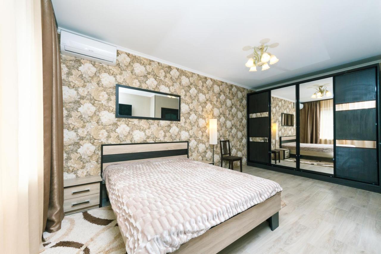 Poznyaky Apartments Patriotika Kiev Exterior foto